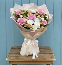 Букет цветов из:  Гвоздики, Орхидеи и Розы в Яйве