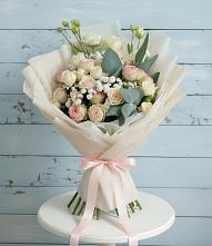 Букет цветов из:  Розы и Лизиантусы в Яйве