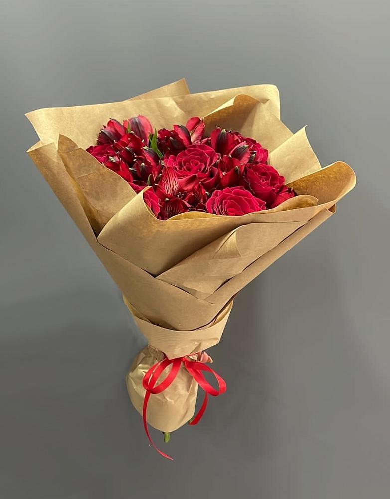 Букет цветов из: Альстромерии и Розы в Яйве