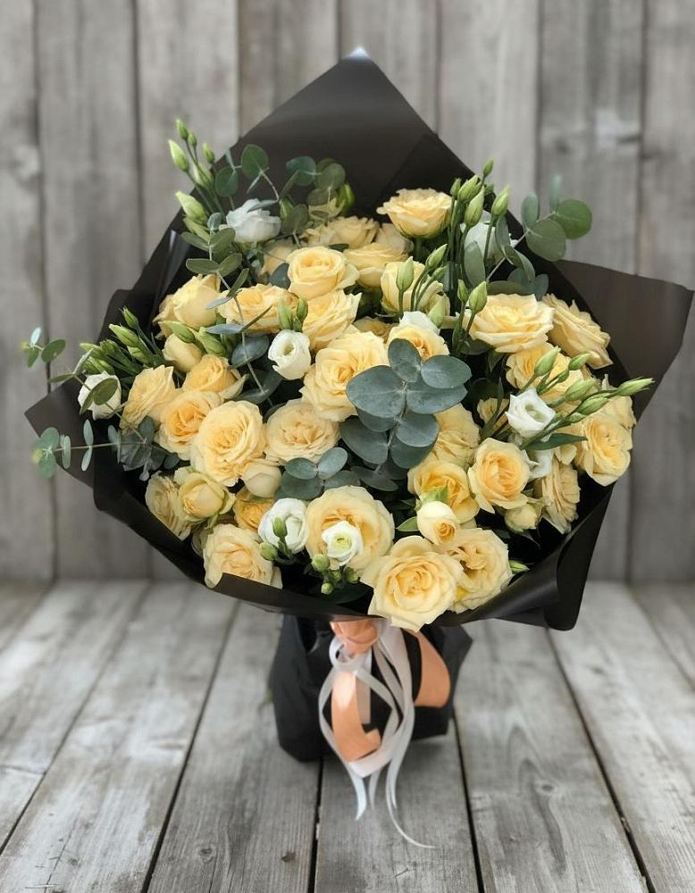 Букет цветов из: Розы и Лизиантусы в Яйве