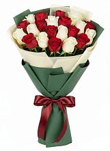 Букет Микс из красных и белых роз в Яйве
