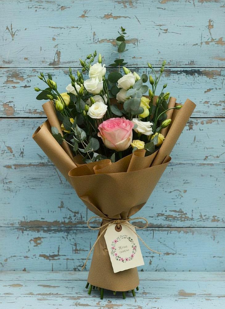 Букет цветов из: Розы и Лизиантусы в Яйве