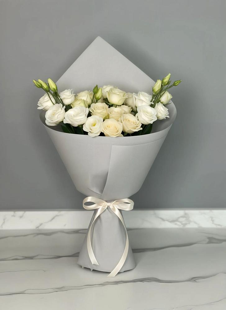 Букет цветов из: Розы и Лизиантусы в Яйве