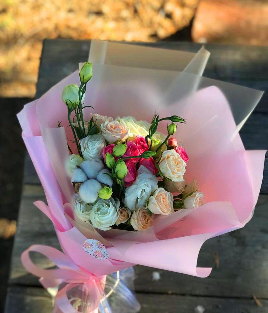 Букет цветов из: Розы и Лизиантусы в Яйве