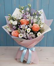 Букет цветов из:  Лизиантусы, Розы, Альстромерии и Гипсофила в Яйве