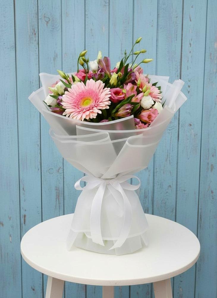 Букет цветов из: Герберы, Альстромерии и Лизиантусы в Яйве