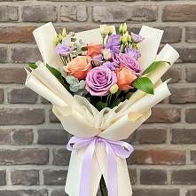 Букет цветов из:  Лизиантусы и Розы в Яйве