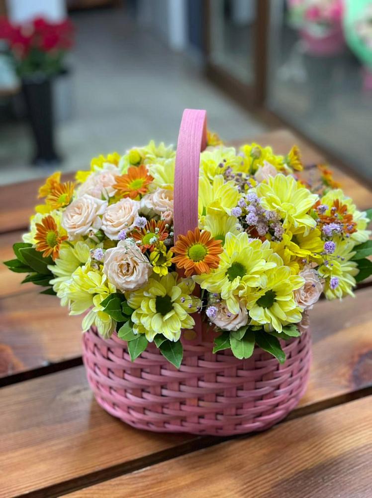 Цветочная композиция из Хризантемы и Розы в корзине в Яйве