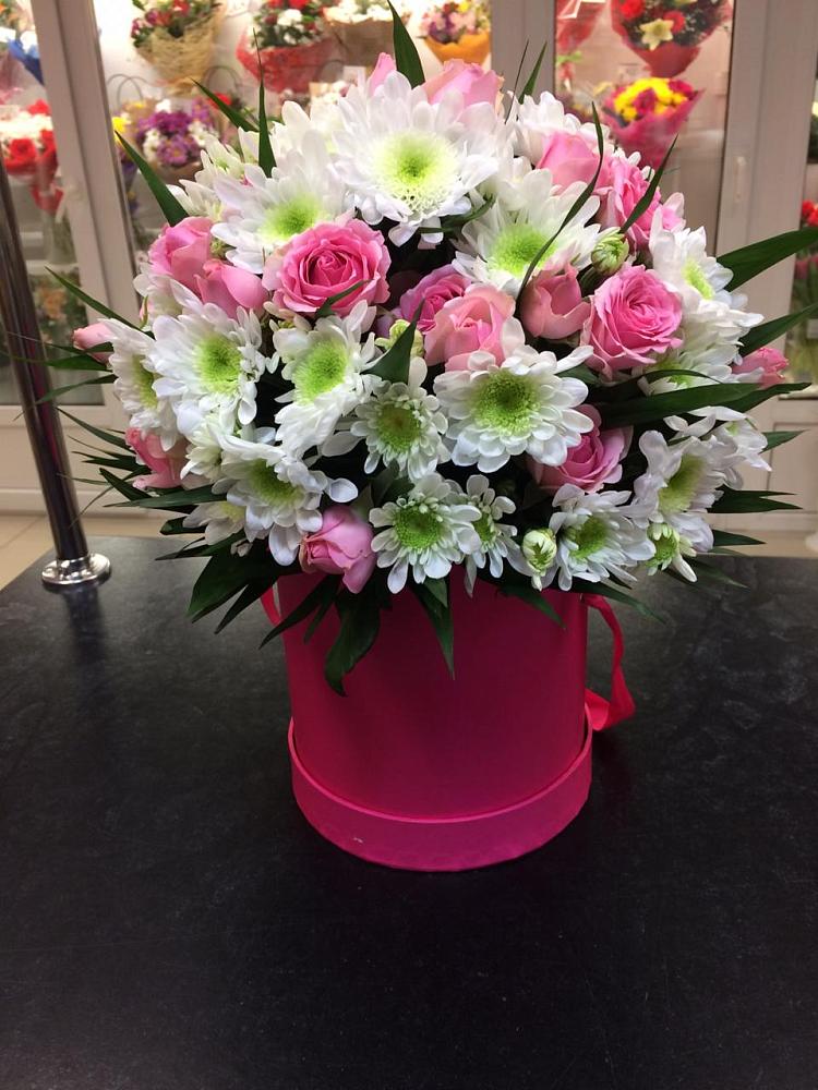 Цветочная композиция из Розы и Хризантемы в шляпной коробке в Яйве