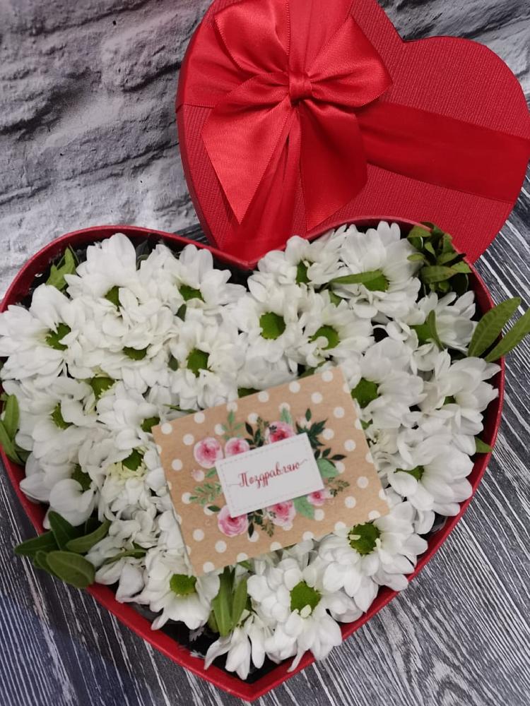 Цветочная композиция из Хризантемы в виде сердца в Яйве