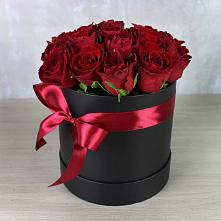 Цветочная композиция из Розы в шляпной коробке в Яйве