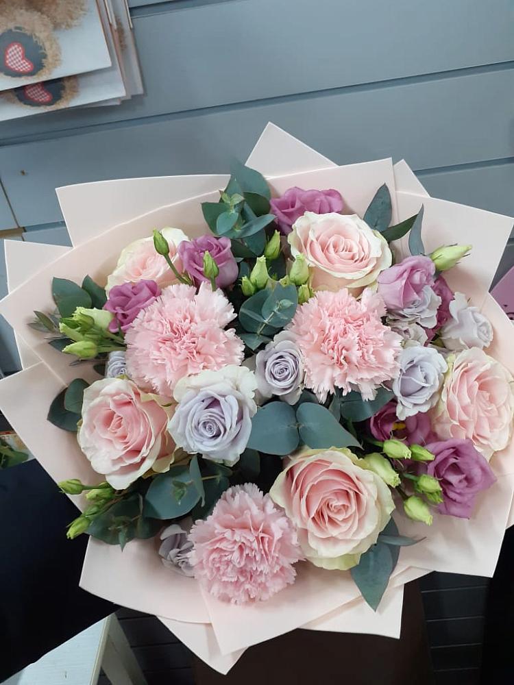 Букет цветов из: Розы, Гвоздики и Лизиантусы в Яйве