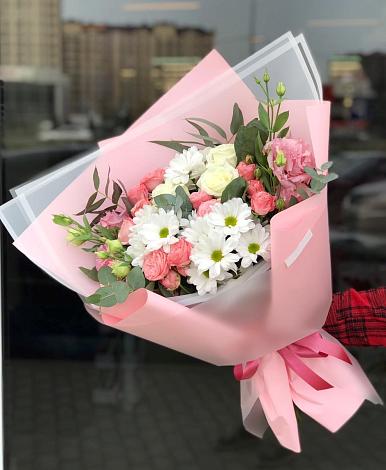 Букет цветов из: Розы, Лизиантусы и Хризантемы в Яйве