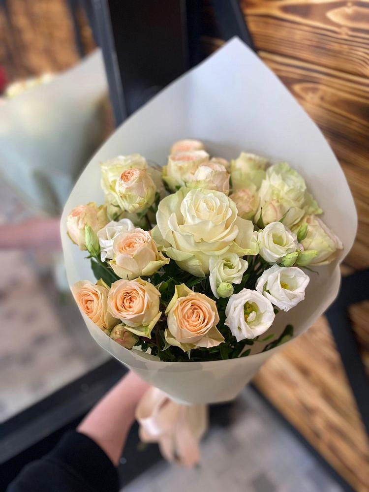 Букет цветов из: Розы и Лизиантусы в Яйве